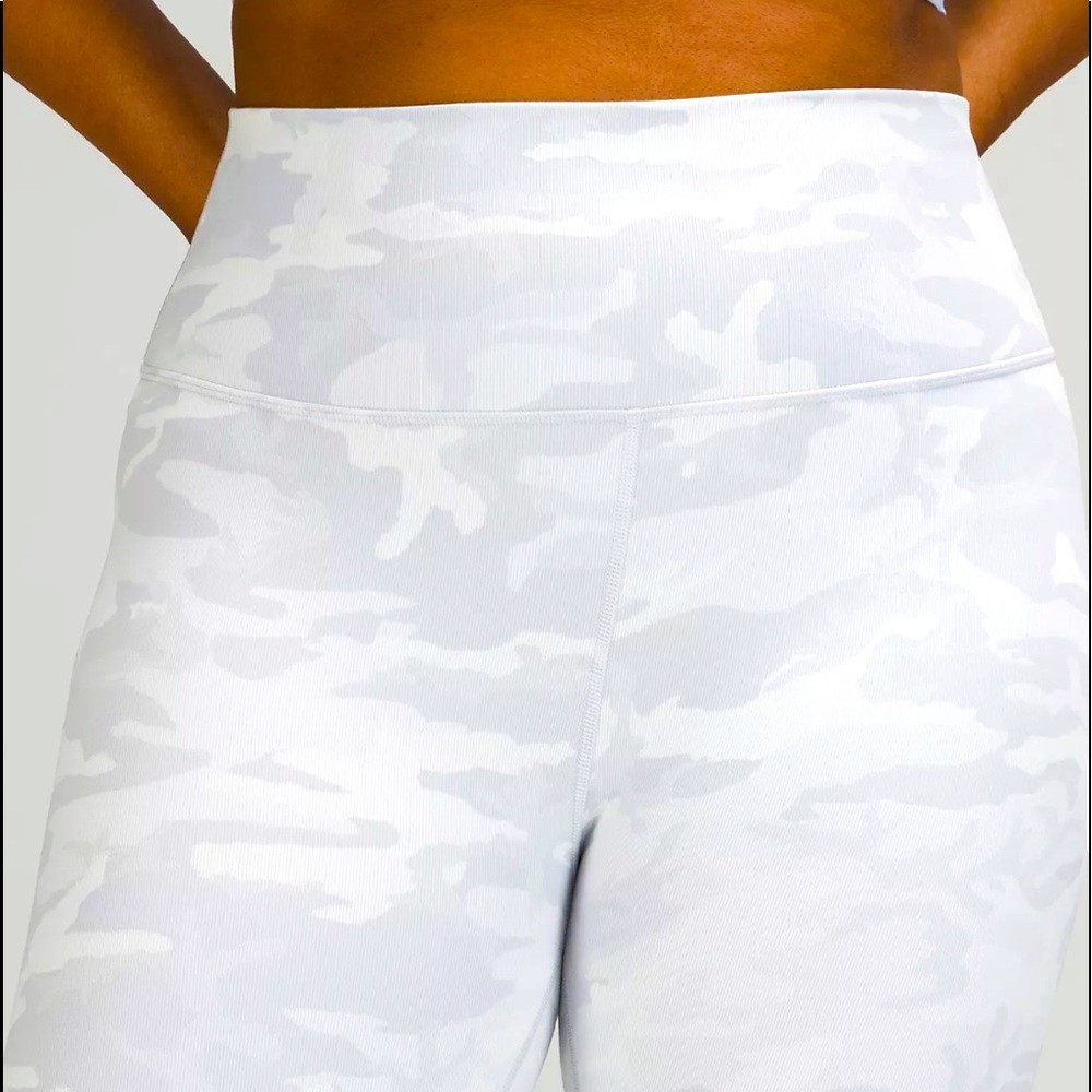 Lululemon Wunder Under Short 10” Ribbed pants in Incognito Camo Jacquard Alpine - Picture 2 of 3